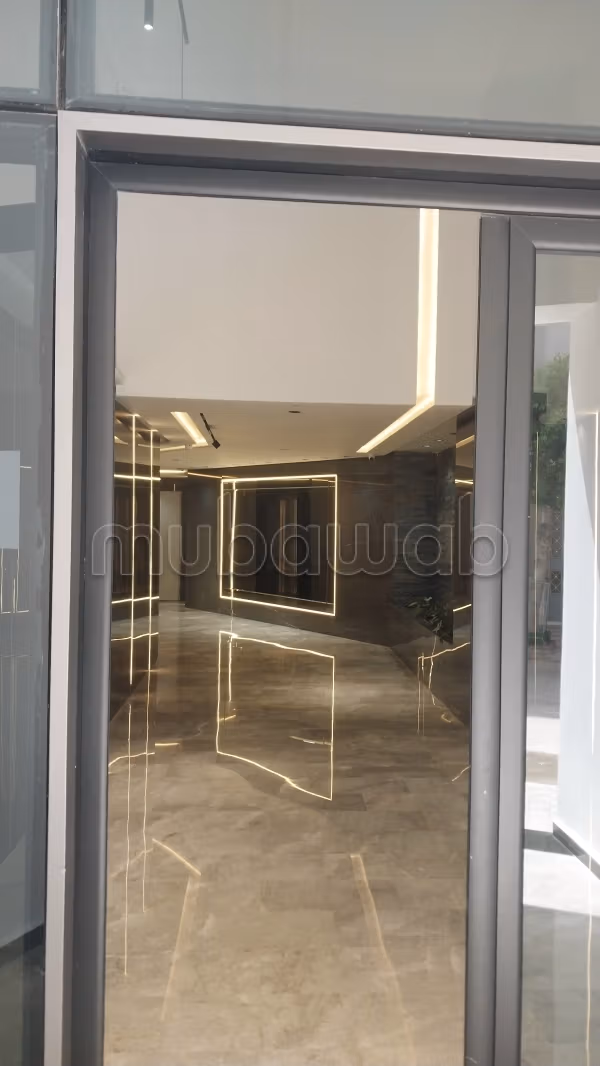 Vente d'un bel appartement à Al Amal. 
3 chambres agréables. 
Ascenseur et stationnement