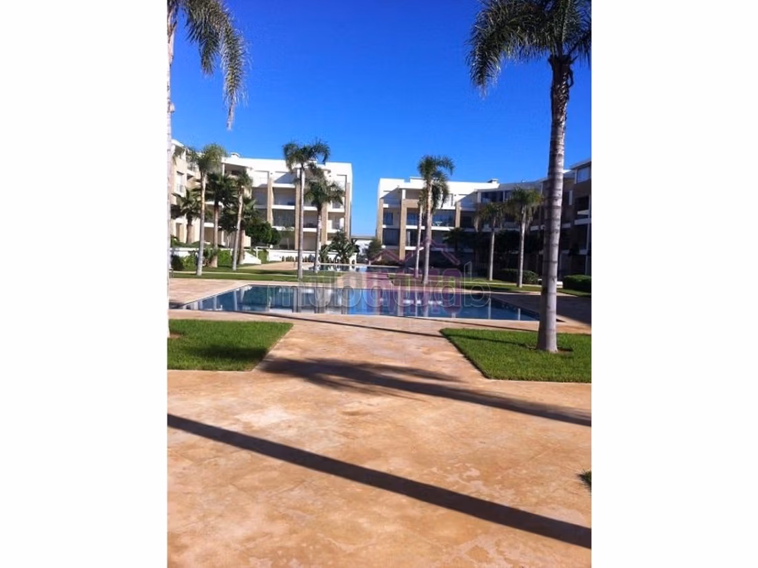 Bel appartamento arredato con piscina a Plage des Nations