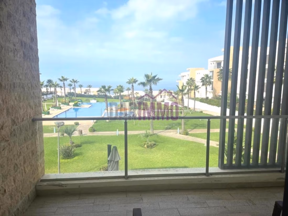Bel appartamento arredato con vista sulla piscina