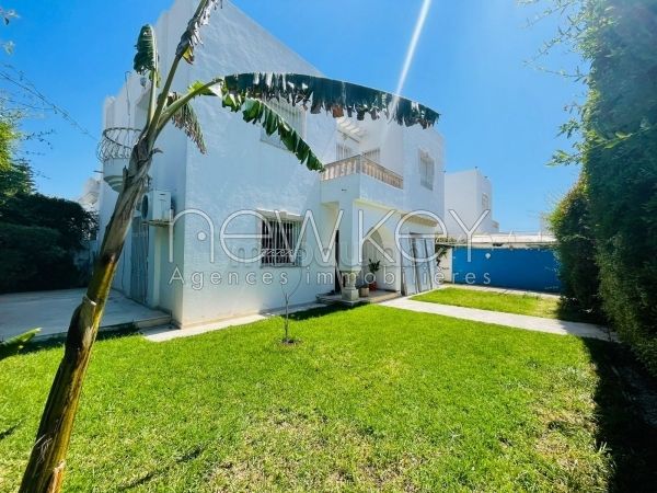 A louer une villa s4 avec Jardin à la Marsa