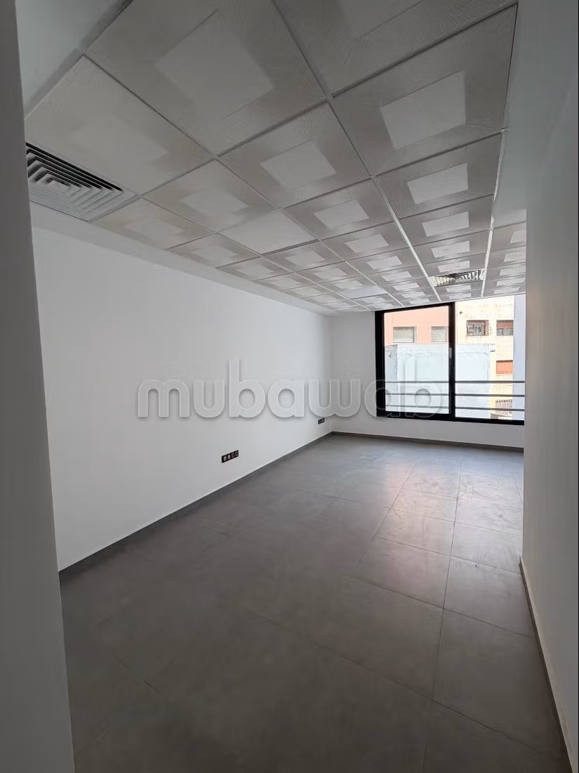Spacious office for rent on the 4th floor with balcony