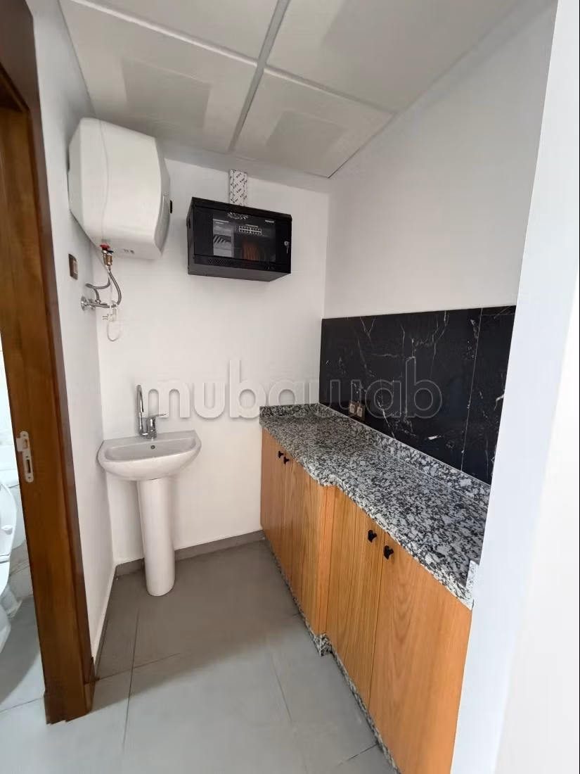 Spacious office for rent on the 4th floor with balcony