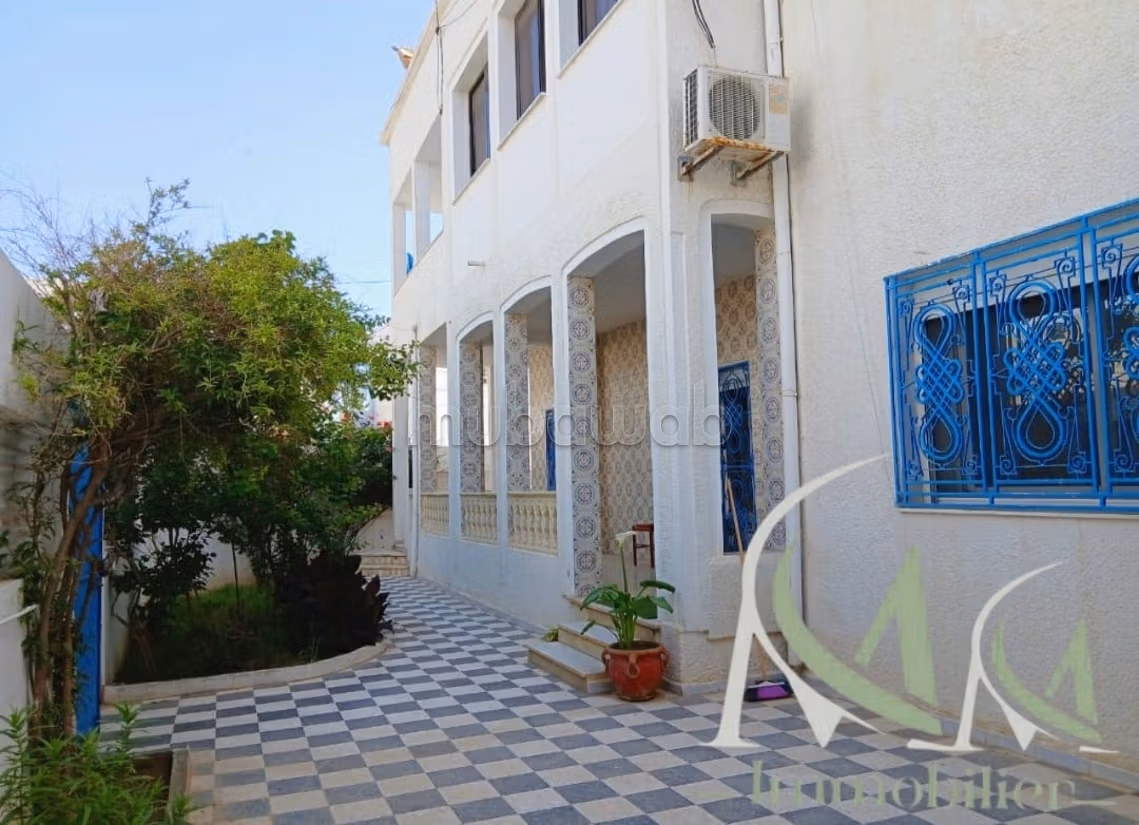 Casa divisa in 4 appartamenti proprietà commerciale