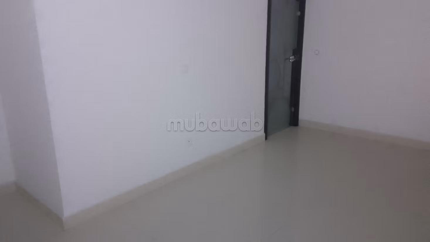 Local commercial en location à Racine. Superficie 320 m². Concierge et climatisation