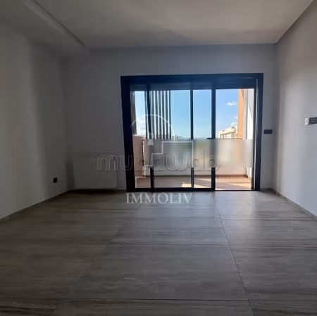 Splendido appartamento da acquistare a Chotrana 1.2 camere. Garage e terrazzo