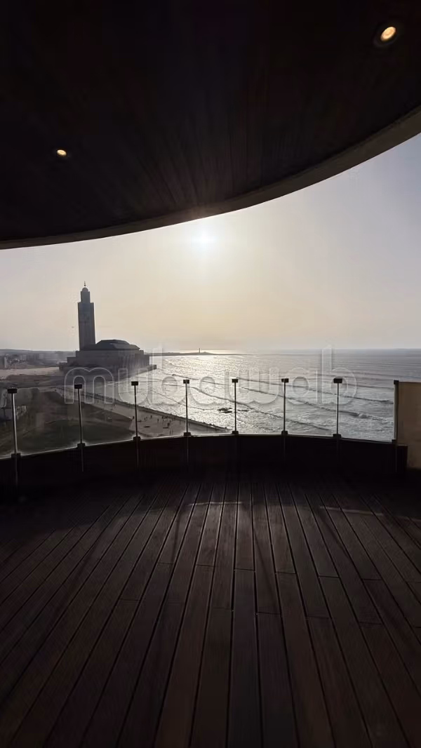Appartement meublé d’exception avec vue mer & mosquée – Étage élevé