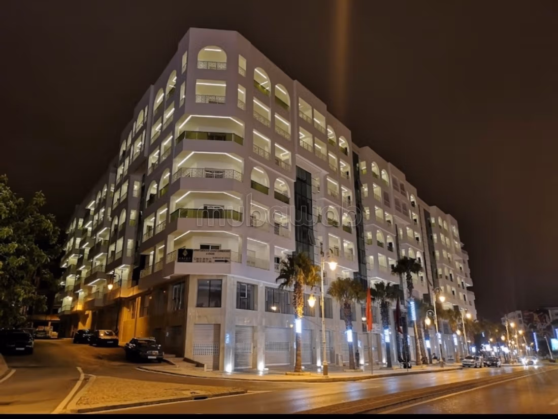 Vend appartement à avenue des FAR. Superficie 145 m². Salon traditionnel et porte blindée