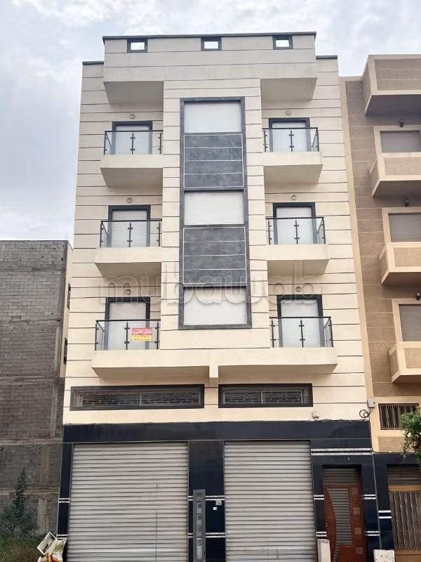 Building composed of 3 well-located apartments