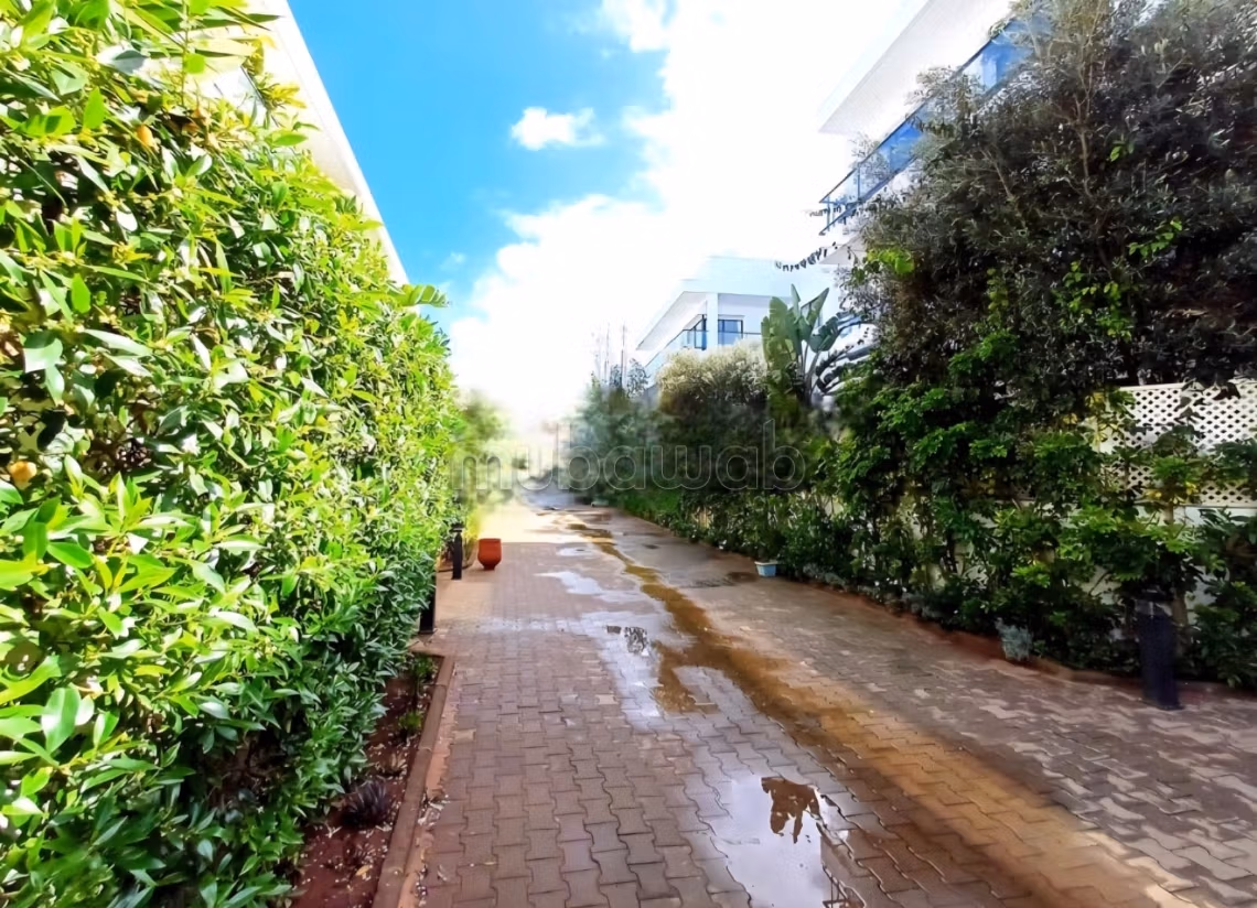 Trés bel appartement vide avec jardin à louer