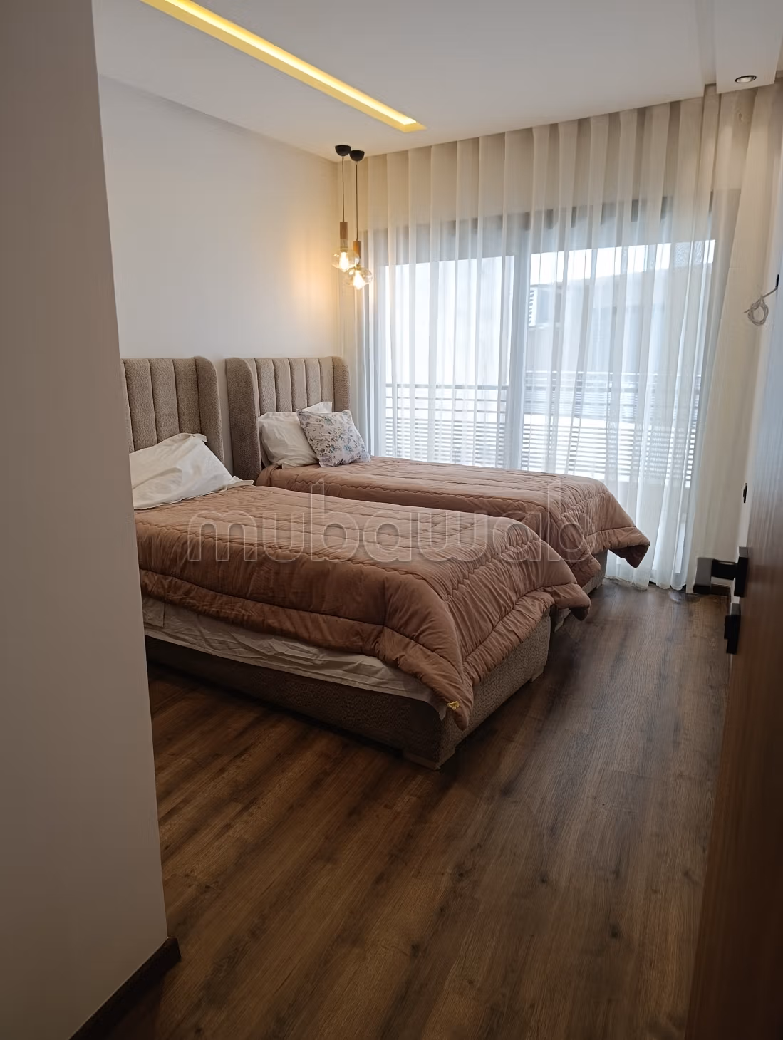 Appartement à louer à Ferme Bretonne Hay Arraha. 
Surface totale 90 m². 
Meublé