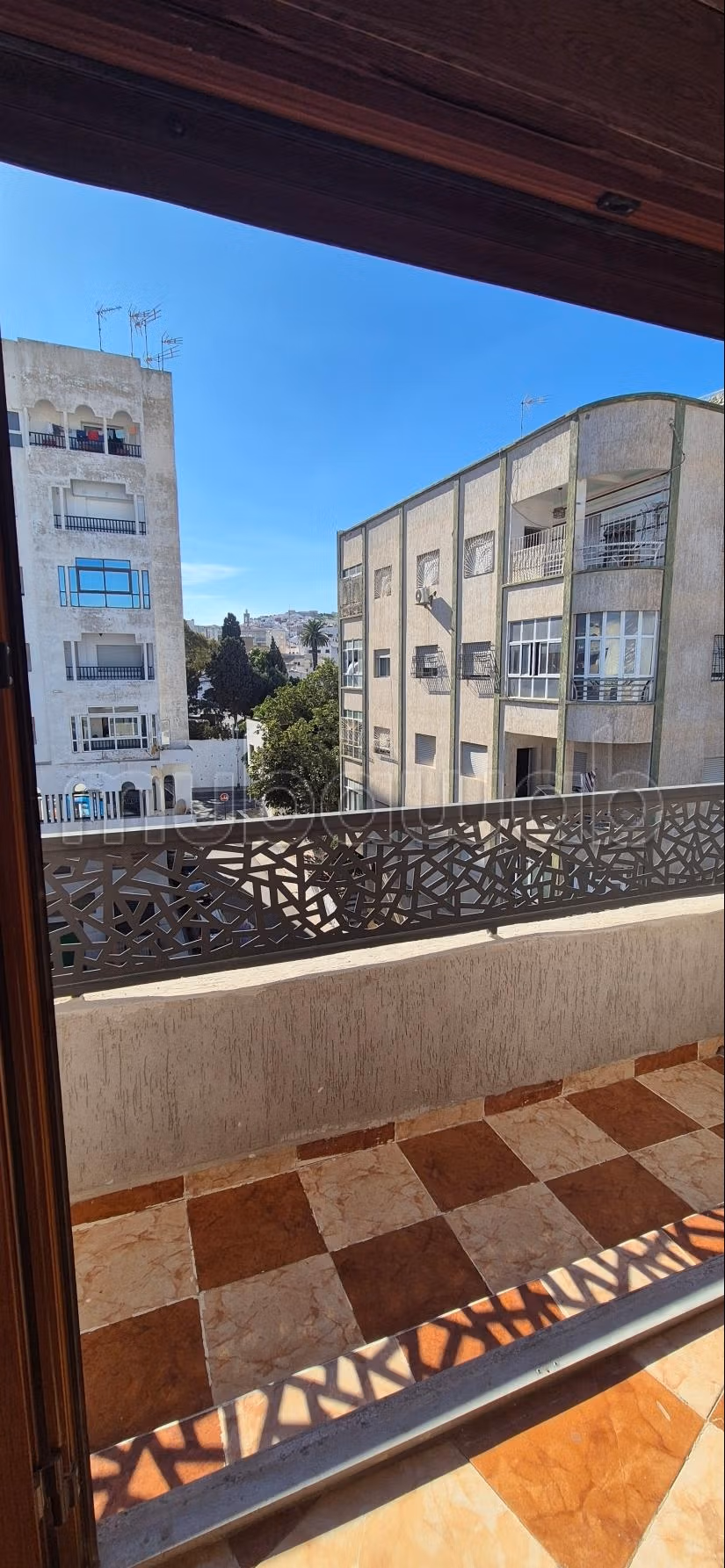 Piso DE 104m² en la RUE AL MJAD / Av. TARGUIST en Tetouan, cerca de la mezquita nueva y al unos paso de Av al MASSIRA Y muy cerca del ROMPOUAN DE ESSO