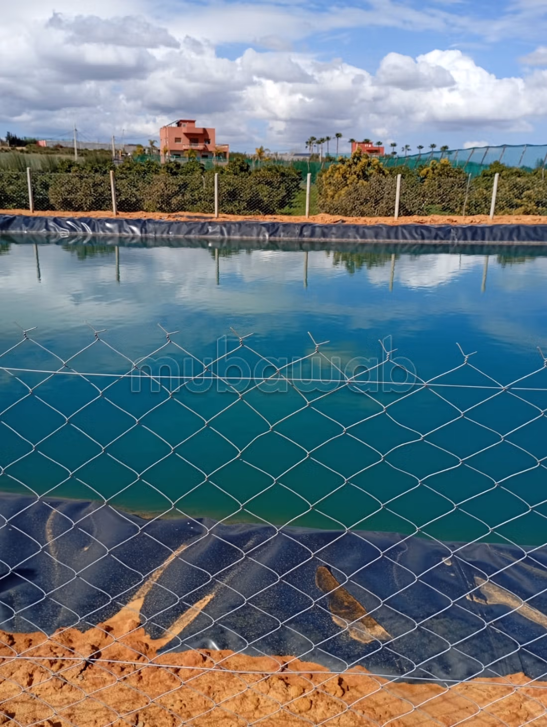 Agradable granja en venta. Área total 350000 m². Residencia segura