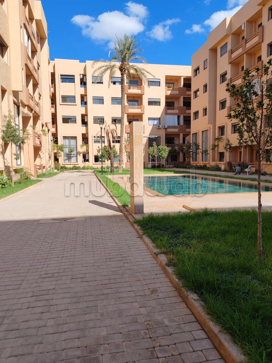 Bel appartement à vendre à Guéliz. 
Surface de 90 m². 
Environnement calme avec vue montagne, double vitrage