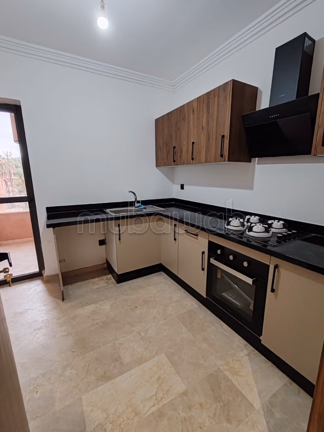 Bel appartement à vendre à Guéliz. 
Surface de 90 m². 
Environnement calme avec vue montagne, double vitrage — 5