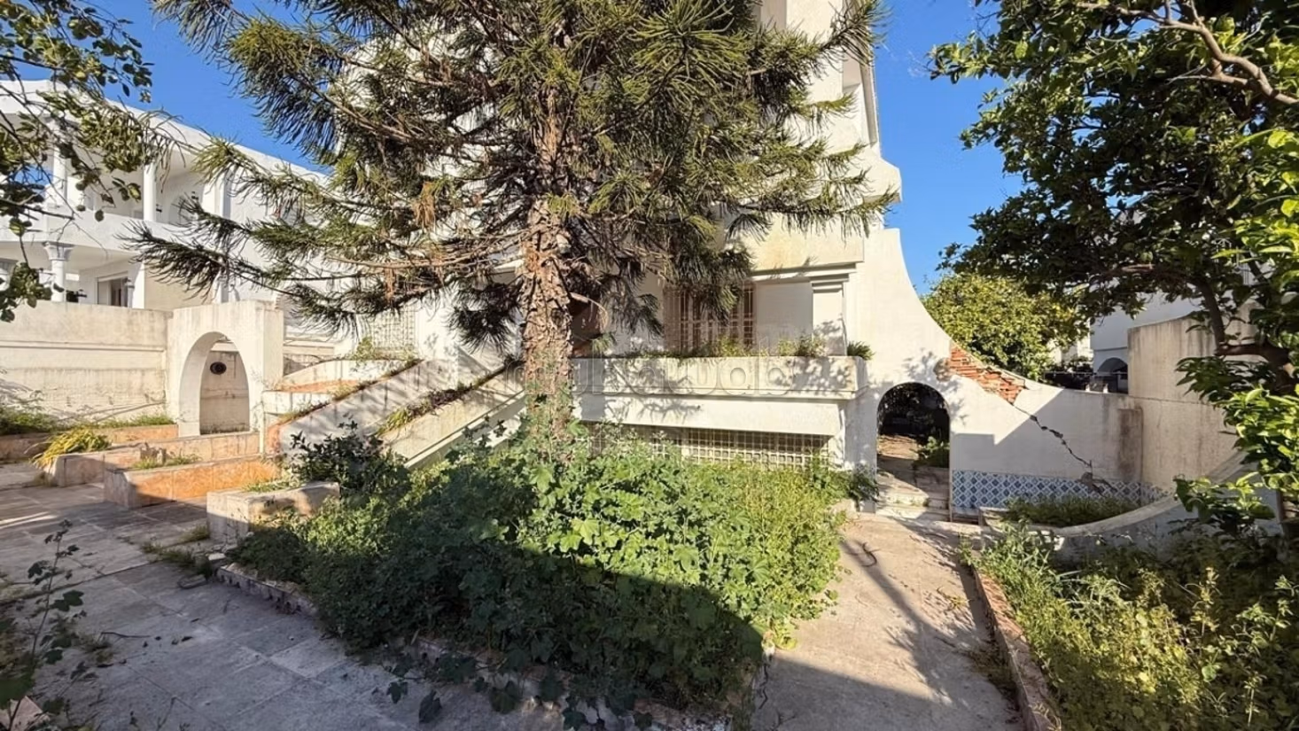 Villa de 660m2 terrain et 550m2 bâti a menzah 6 ariana