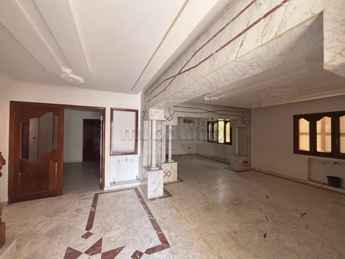 Villa de 660m2 terrain et 550m2 bâti a menzah 6 ariana