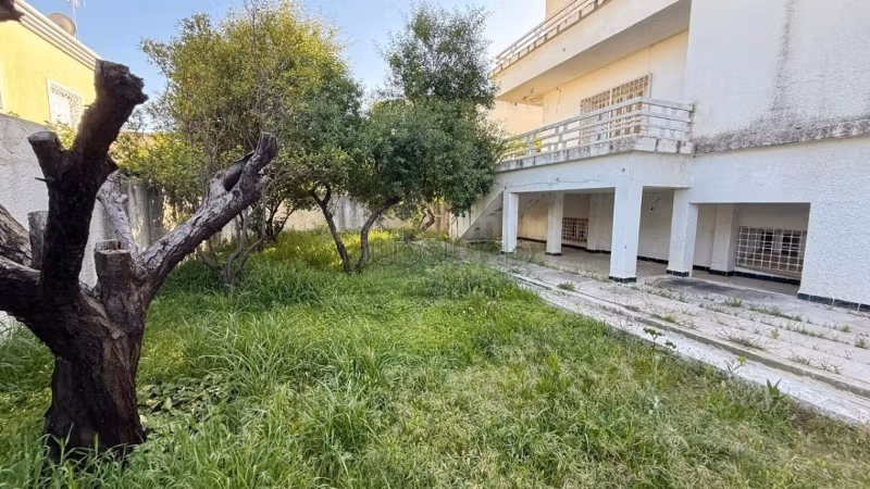 Villa de 660m2 terrain et 550m2 bâti a menzah 6 ariana