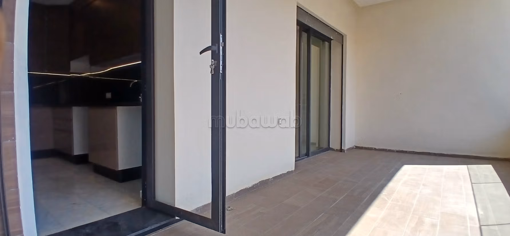 Prachtig appartement te huur in El Menzeh. Totale oppervlakte 136 m². Zwembad en open haard