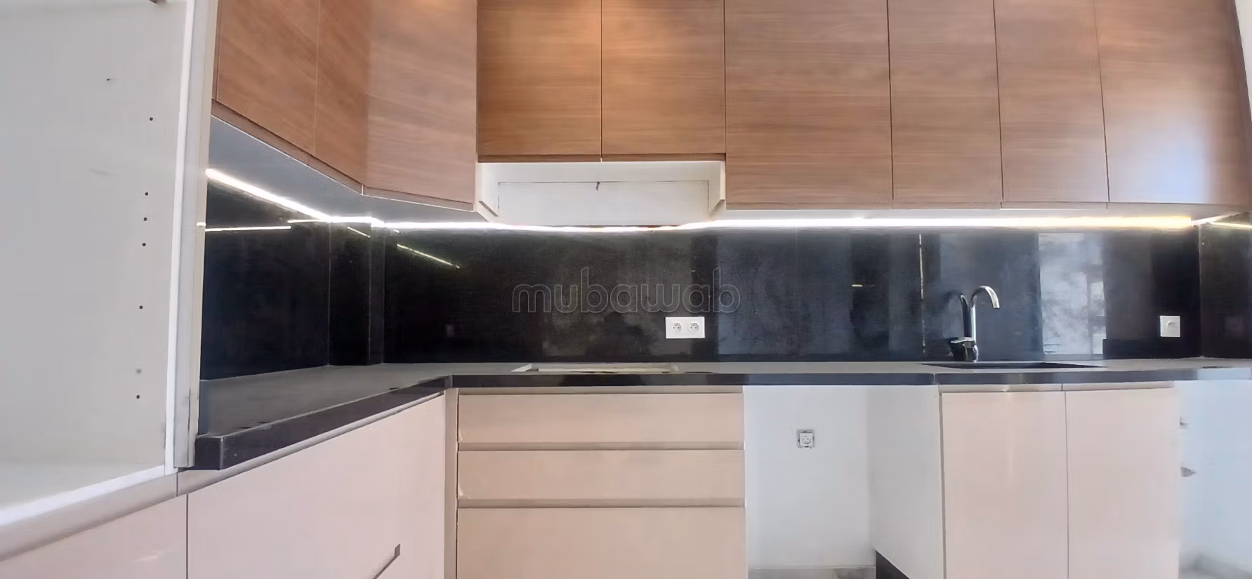 Prachtig appartement te huur in El Menzeh. Totale oppervlakte 136 m². Zwembad en open haard