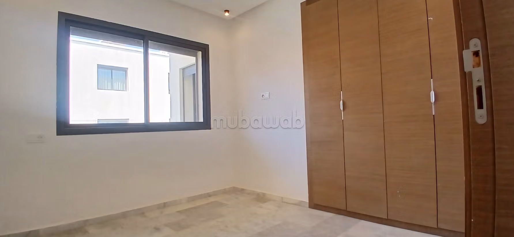 Prachtig appartement te huur in El Menzeh. Totale oppervlakte 136 m². Zwembad en open haard