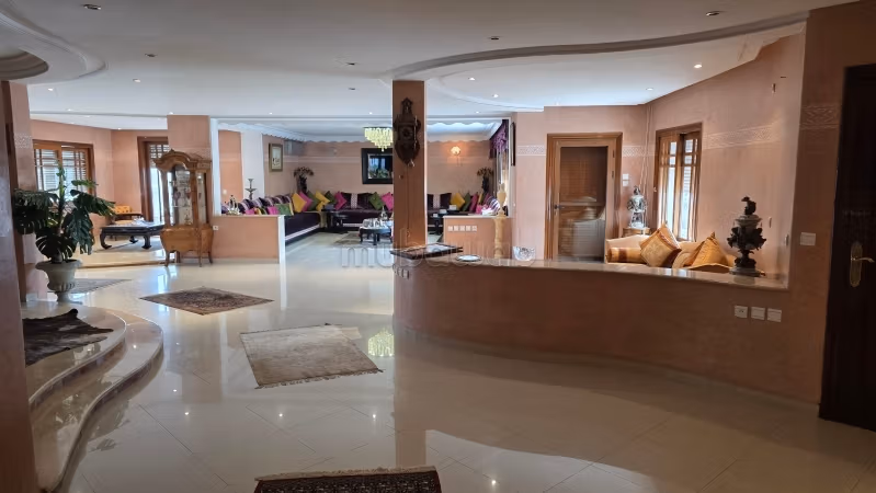 شقة للبيع مساحتها 559متر هذه الشقة متميزة حمرية سنتر مكناس شارع الجيش الملكي