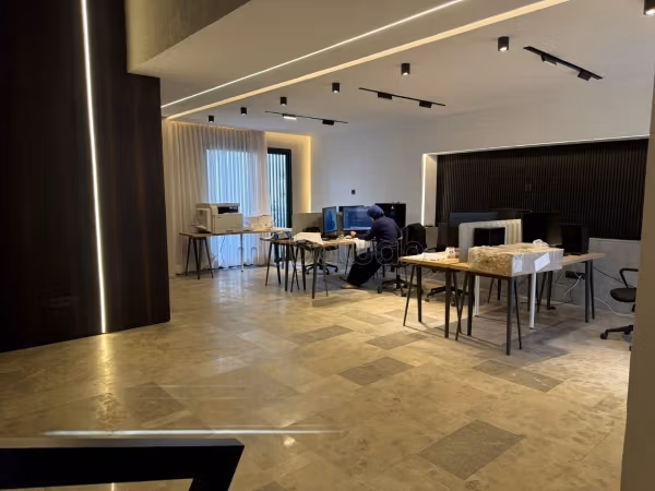 Comodo ufficio in affitto a Les Hôpitaux. Superficie di 210 m². Dotato di giardino e ascensore