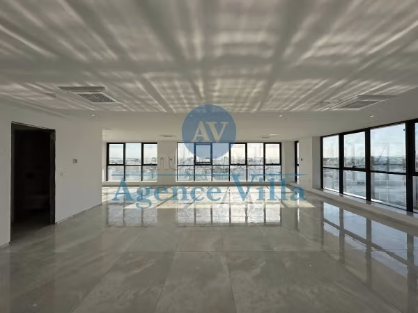 Commercial space with window by the Lake