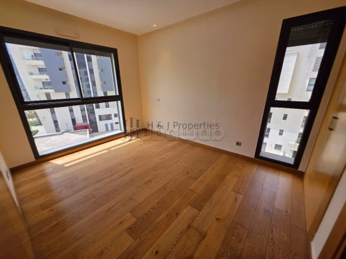 T3 vide de 122m² – 2 chambres – terrasse — 2