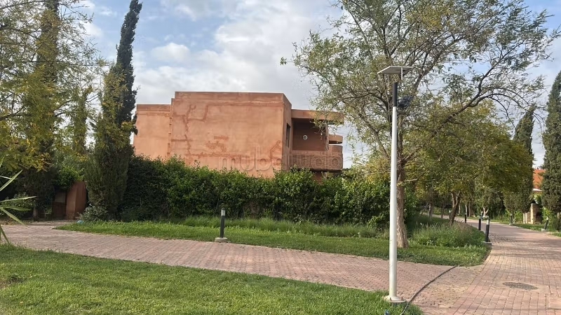 Suntuosa casa en venta en Route de Fez. 3 hermosas habitaciones. Piscina y chimenea