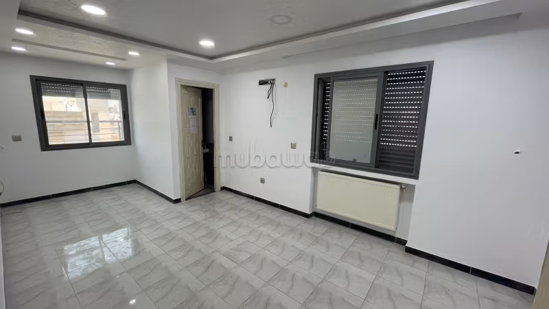 Ufficio disponibile in vendita a Ezzahra. Superficie totale 80 m². Finestre con doppi vetri e riscaldamento