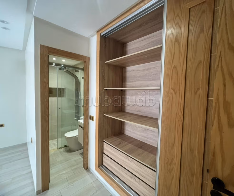 Leeg appartement van hoge standaard te huur in het stadscentrum