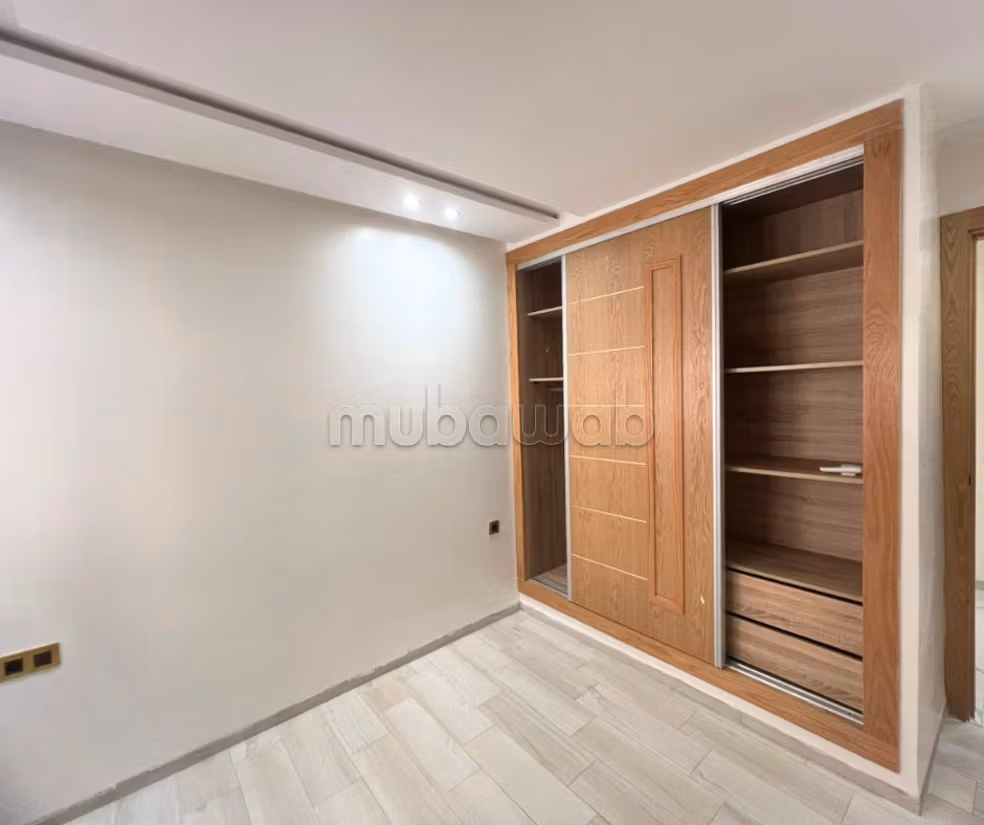 Leeg appartement van hoge standaard te huur in het stadscentrum