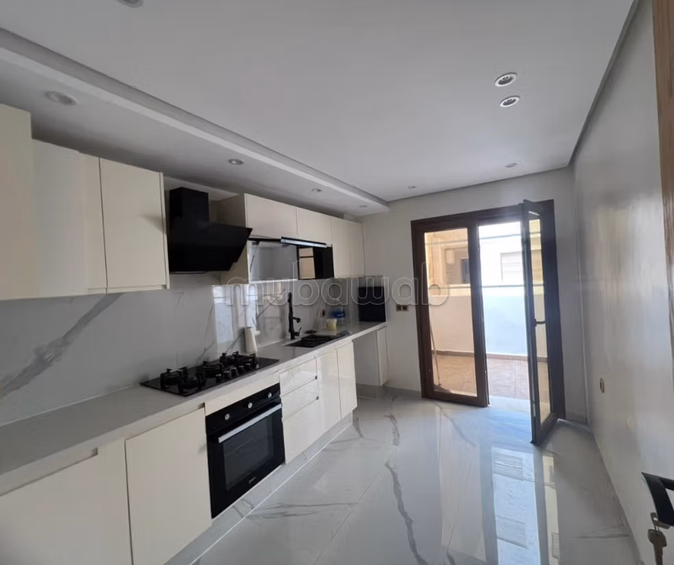 Leeg appartement van hoge standaard te huur in het stadscentrum