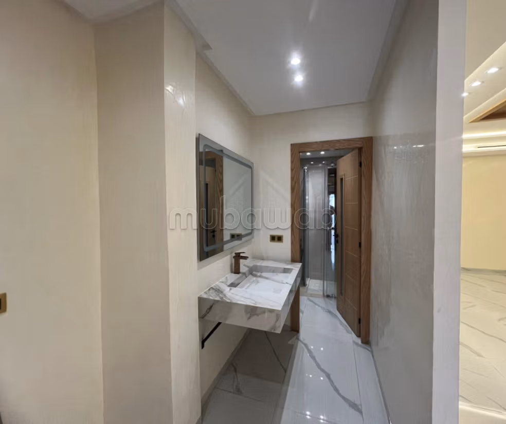 Leeg appartement van hoge standaard te huur in het stadscentrum