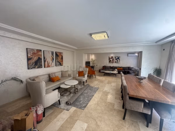 Bel appartement en location à Guéliz. 5 grandes pièces. Piscine et service de Conciergerie