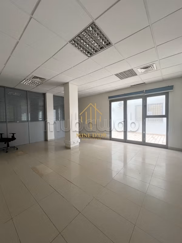 Location de bureau bien agencé au RDC à Montplaisir