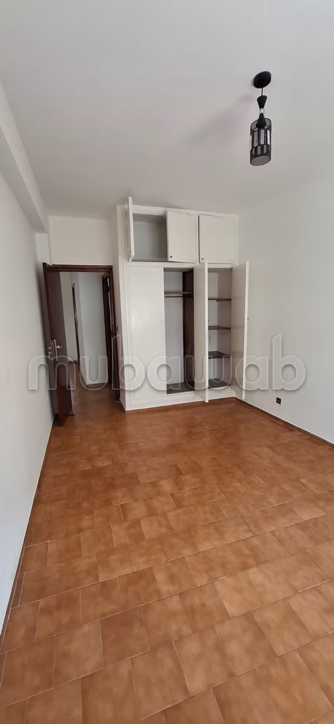 Superbe appartement à louer à Agdal. 4 pièces confortables. Porte blindée et système de double vitrage