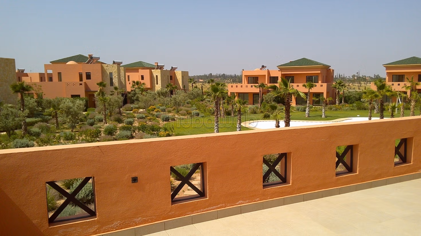 Villa for rent empty in a domain with pool