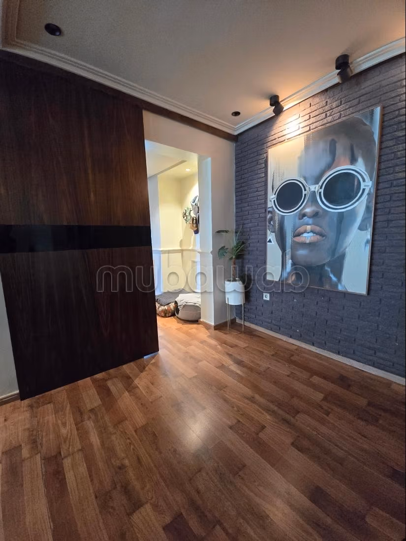 Appartement à vendre à Racine. 
Surface totale 159 m². 
Terrasse et ascenseur