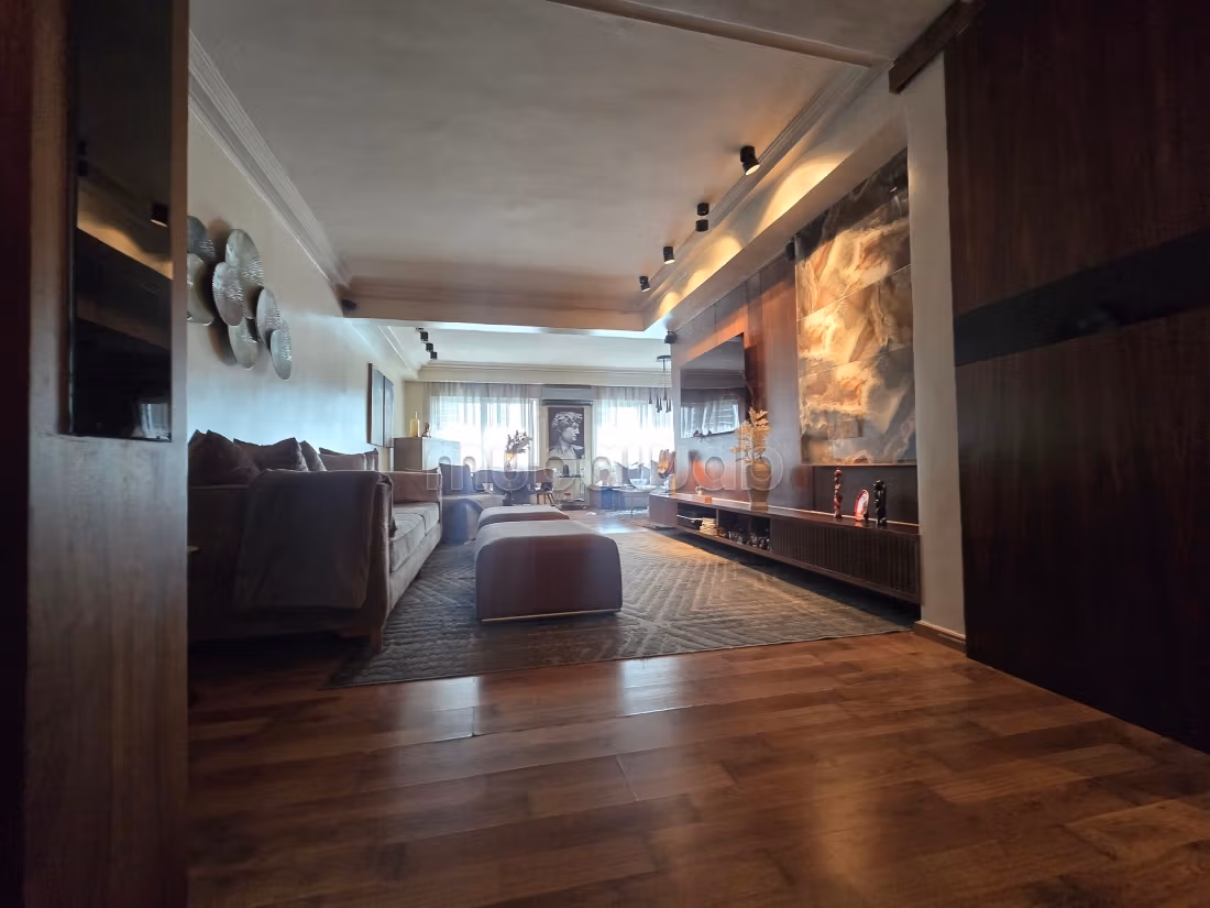 Appartement à vendre à Racine. 
Surface totale 159 m². 
Terrasse et ascenseur — 2