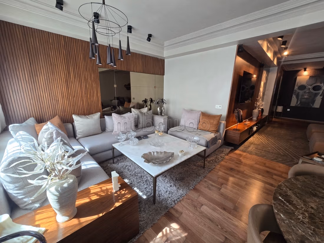 Appartement à vendre à Racine. 
Surface totale 159 m². 
Terrasse et ascenseur — 3