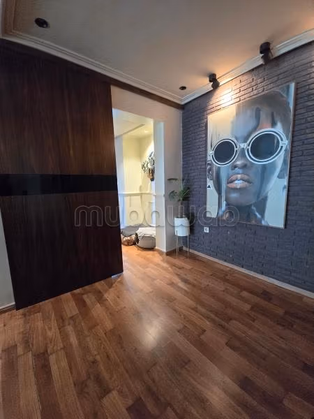 Appartement à vendre à Racine. 
Surface totale 159 m². 
Terrasse et ascenseur