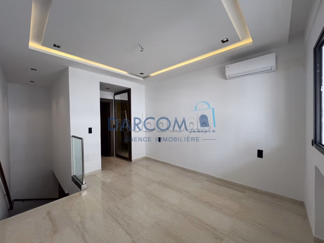 Spacious S1 with large garden at JDC