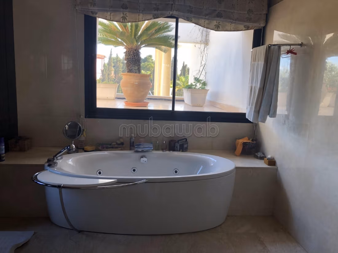 Somptueuse maison à vendre à Bouskoura. 4 chambres. Piscine et service de Conciergerie