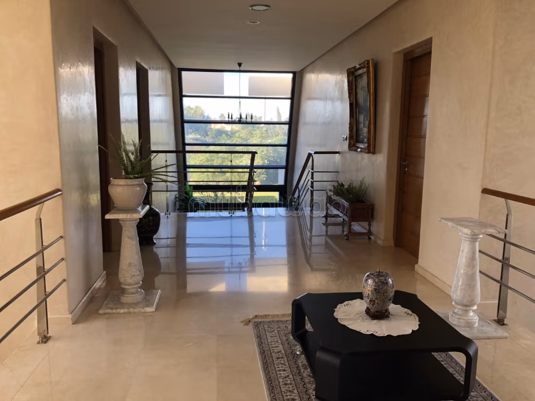Somptueuse maison à vendre à Bouskoura. 4 chambres. Piscine et service de Conciergerie