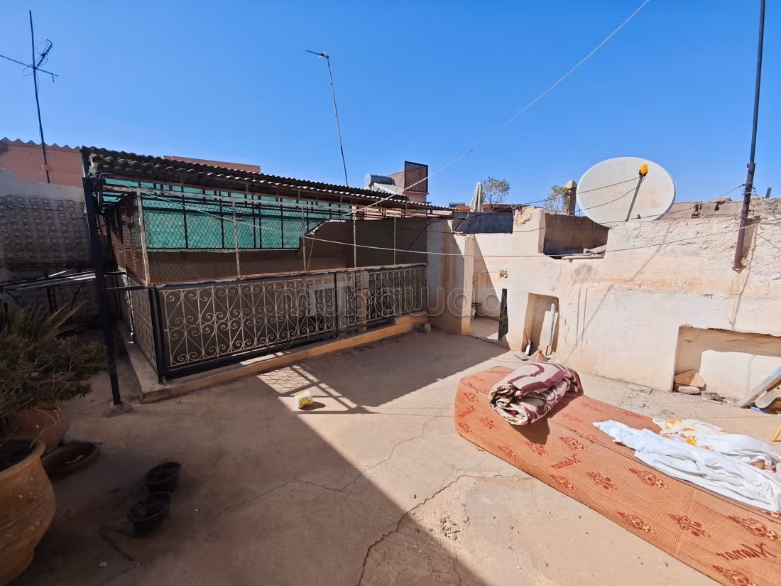 À rénover 81 M2/sol riad Larouss