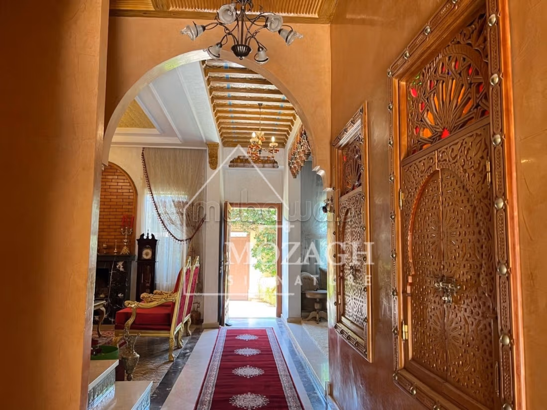 Bella villa con 4 camere da letto e piscina privata a Targa