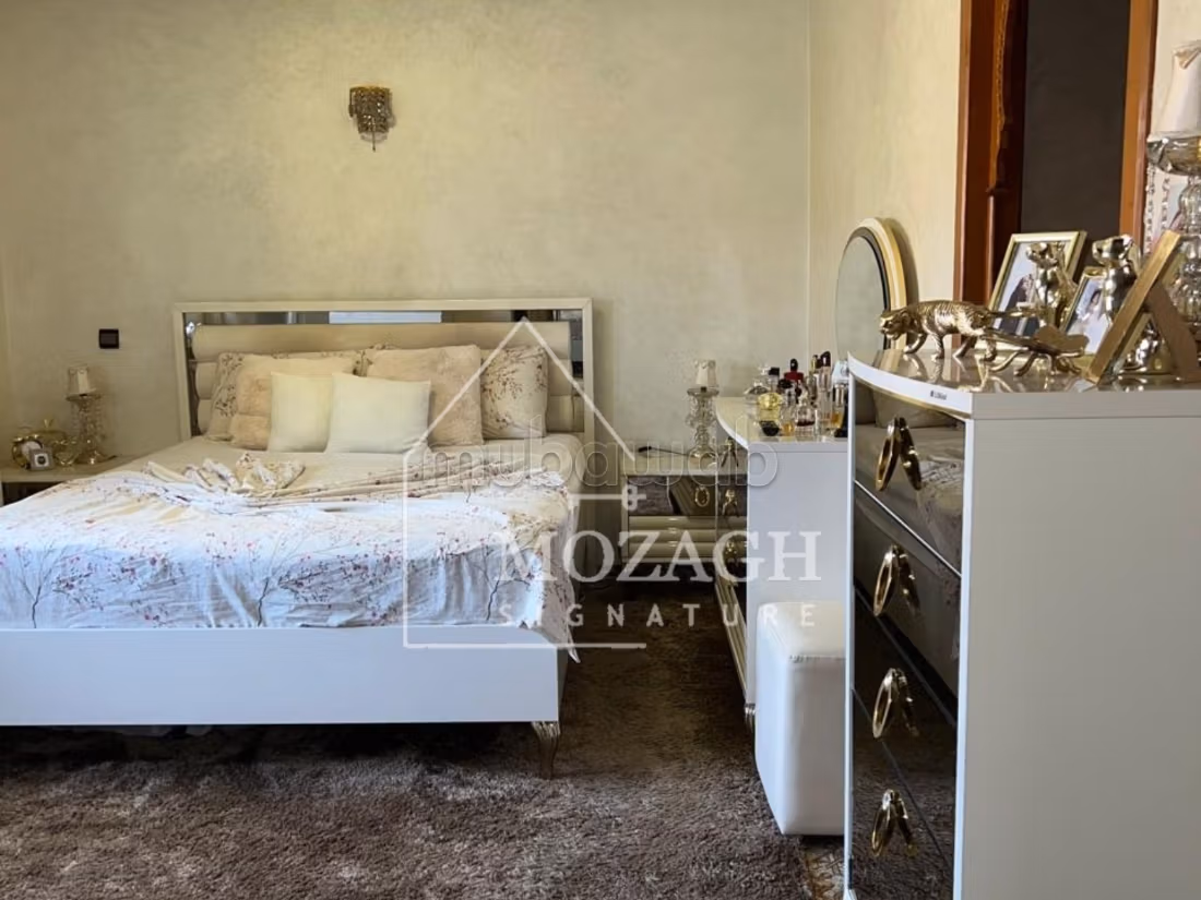 Bella villa con 4 camere da letto e piscina privata a Targa
