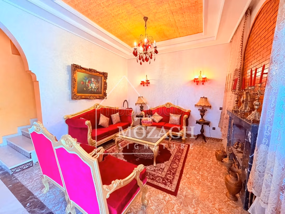 Bella villa con 4 camere da letto e piscina privata a Targa