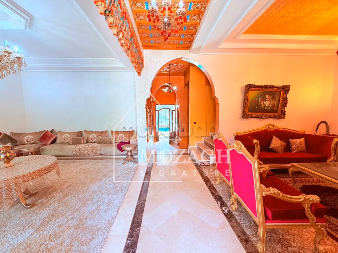 Bella villa con 4 camere da letto e piscina privata a Targa
